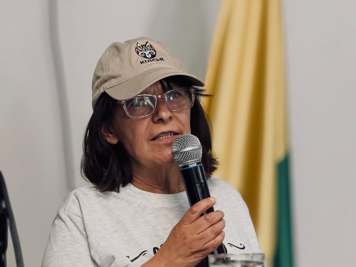 integrante kuchi exponiendo